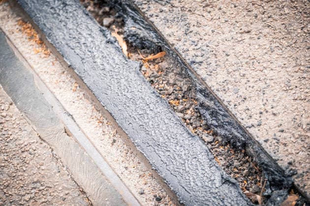 Freiwillige Helfer reinigen gemeinsam mit Mitarbeitenden der Leipziger Verkehrsbetriebe (LVB) Straßenbahngleise an der Leibnizstraße in Leipzig (Sachsen) von geschmolzenem Bitumen. Die Arbeiten sind Teil eines dritten Subbotniks zur Beseitigung der Hitzeschäden am Straßenbahnnetz. Aufnahme vom 4. Juli 2026. Hilfsaktion Leipzig *** Volunteers are working alongside employees of the Leipzig Public Transportation Authority (LVB) to clean melted bitumen from the tram tracks on Leibnizstraße in Leipzig, Saxony. The work is part of a third subbotnik aimed at repairing heat damage to the tram network. Photo taken on July 4, 2026. VolunteerLeipzig Relief Effort