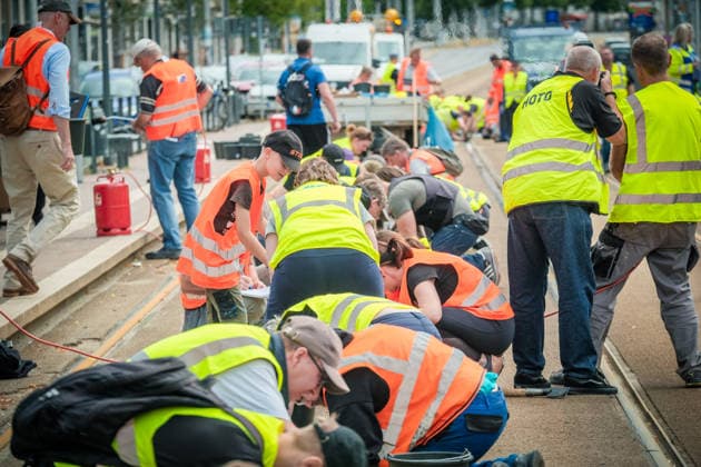 Freiwillige Helfer reinigen gemeinsam mit Mitarbeitenden der Leipziger Verkehrsbetriebe (LVB) Straßenbahngleise an der Leibnizstraße in Leipzig (Sachsen) von geschmolzenem Bitumen. Die Arbeiten sind Teil eines dritten Subbotniks zur Beseitigung der Hitzeschäden am Straßenbahnnetz. Aufnahme vom 4. Juli 2026. Hilfsaktion Leipzig *** Volunteers are working alongside employees of the Leipzig Public Transportation Authority (LVB) to clean melted bitumen from the tram tracks on Leibnizstraße in Leipzig, Saxony. The work is part of a third subbotnik aimed at repairing heat damage to the tram network. Photo taken on July 4, 2026. VolunteerLeipzig Relief Effort