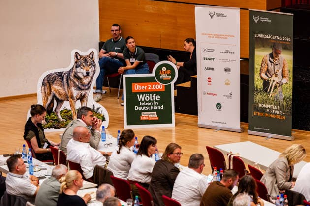 04.07.2026, GER, News Politik Aktuelles Veranstaltung, Mario Voigt beuscht den Bundesjägertag 2026 Jagd hat Zukunft - wenn Politik entschlossen handelt Mario Voigt beuscht den Bundesjägertag 2026 Jagd hat Zukunft - wenn Politik entschlossen handelt. Vor rund 400 Gästen übernahm die Moderation Marie Hofmann und stellte unter anderen Andre Knapp (CDU, Bürgermeister Suhl), PSt Christoph de Vries, MdB Bundesminister Aois Rainer , Präsident DJV Helmut Dammann-Tamke sowie die Präsidenten innen der Landesjägerverbände vor. Neben einigen Grussworten und einer Talkrunde gemeinsam mit Mario Voigt gab es auch von Friedrich Merz (Bundeskanzler) eine Videobotschaft. 98527 Suhl Congress Centrum Suhl CCS Thüringen Deutschland *
