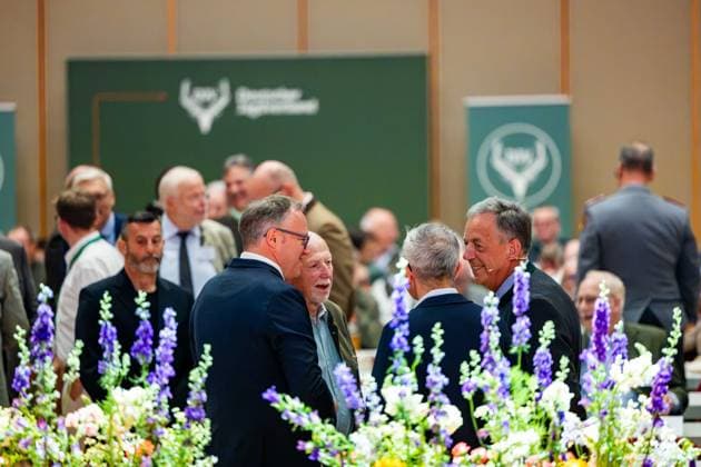 04.07.2026, GER, News Politik Aktuelles Veranstaltung, Mario Voigt beuscht den Bundesjägertag 2026 Jagd hat Zukunft - wenn Politik entschlossen handelt Mario Voigt beuscht den Bundesjägertag 2026 Jagd hat Zukunft - wenn Politik entschlossen handelt. Vor rund 400 Gästen übernahm die Moderation Marie Hofmann und stellte unter anderen Andre Knapp (CDU, Bürgermeister Suhl), PSt Christoph de Vries, MdB Bundesminister Aois Rainer , Präsident DJV Helmut Dammann-Tamke sowie die Präsidenten innen der Landesjägerverbände vor. Neben einigen Grussworten und einer Talkrunde gemeinsam mit Mario Voigt gab es auch von Friedrich Merz (Bundeskanzler) eine Videobotschaft. 98527 Suhl Congress Centrum Suhl CCS Thüringen Deutschland *