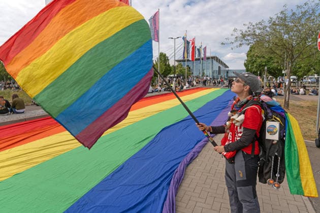 Regenbogenflaggen bei Hauptkundgebung gegen den AfD-Bundesparteitag an diesem Wochenende, Kundgebung des DGB und des Bündnisses Zusammenstehen, Zehntausende protestieren an der Messe Erfurt, wo der AfD Parteitag stattfindet, Erfurt, 4. Juli 2026 Deutschland, Erfurt, 4. Juli 2026, Regenbogenflaggen bei der Hauptkundgebung gegen den AfD-Bundesparteitag auf dem Erfurter Messegelände, Kundgebung organisiert vom DGB und dem Bündnis Zusammenstehen, Zehntausende protestieren an der Messe Erfurt, wo der AfD Parteitag stattfindet, Protestbewegung, Politik, Thüringen *** Rainbow flags at the main rally against the AfD national party convention this weekend; rally organized by the DGB and the Zusammenstehen alliance; tens of thousands protest