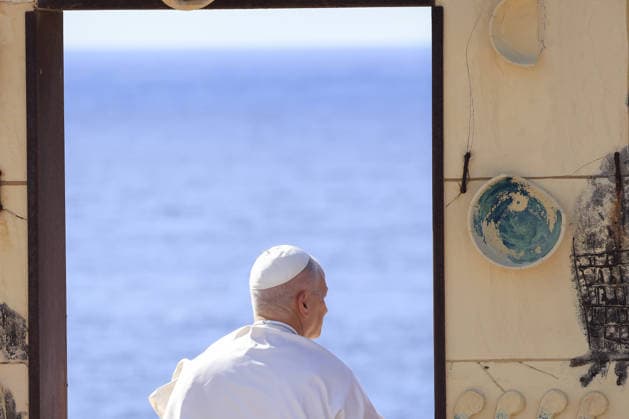 Pope Leo XIV visits the Southern Italian island of Lampedusa LAMPEDUSA, ITALY, JULY 04: Pope Leo XIV walks through the Gateway of Europe memorial monument dedicated to migrants who died or went missing at sea during his visit to Lampedusa, Italy, on July 04, 2026. Riccardo De Luca Anadolu Lampedusa Italy. Editorial use only. Please get in touch for any other usage.  Copyright: x2026xAnadoluxRiccardoxDexLucax