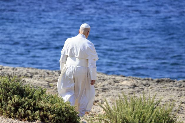 Pope Leo XIV visits the Southern Italian island of Lampedusa LAMPEDUSA, ITALY, JULY 04: Pope Leo XIV walks in front of the sea near the Gateway of Europe memorial monument dedicated to migrants who died or went missing at sea, in Lampedusa, Italy, on July 04, 2026. Riccardo De Luca Anadolu Lampedusa Italy. Editorial use only. Please get in touch for any other usage.  Copyright: x2026xAnadoluxRiccardoxDexLucax