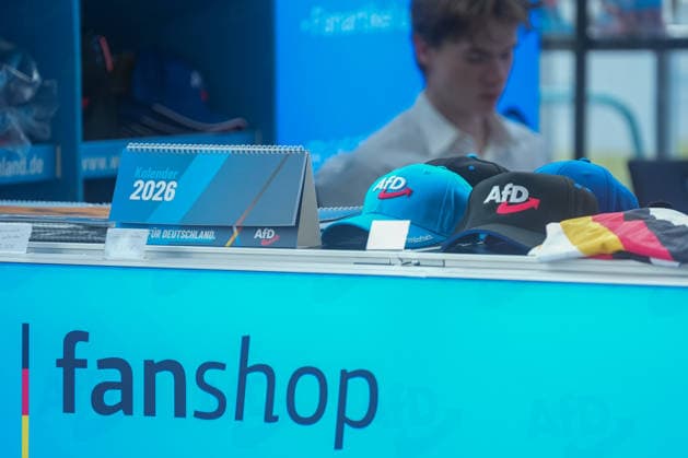 Erfurt Stand des AfD-Fanshop Stand des AfD-Fanshop am 04.07.2026 auf dem Bundesparteitag der Alternative fuer Deutschland in Erfurt, Stand des AfD-Fanshop, *** Erfurt: AfD Fan Shop Booth – The AfD Fan Shop booth on July 4, 2026, at the Alternative for Germany national party convention in Erfurt, AfD Fan Shop booth, Copyright: xEibner-Pressefoto PiaxSchindlerx EP_PSR