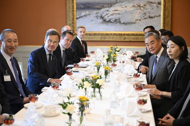 STOCKHOLM, SVERIGE 20260704 Statsminister Ulf Kristersson (M) med den svenska delegatioenen tar emot Kinas utrikesminister Wang Yi med den kinesiska delegationen. STOCKHOLM SVERIGE x10070x *** STOCKHOLM, SWEDEN July 4, 2026 Prime Minister Ulf Kristersson (M) and the Swedish delegation welcome Chinese Foreign Minister Wang Yi and the Chinese delegation STOCKHOLM, SWEDEN x10070x  Copyright: xJessicaxGow TTx KINAS UTRIKESMINISTER WANG YI I STOCKHOLM Q4t6GXGzh7Y