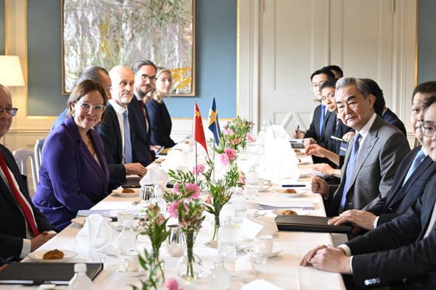 STOCKHOLM 20260704 Utrikesminister Maria Malmer Stenergard (M) med den svenska delegationen tar emot Kinas utrikesminister Wang Yi samt den kinesiska delegationen. STOCKHOLM SVERIGE x10070x *** STOCKHOLM, July 4, 2026: Foreign Minister Maria Malmer Stenergard (M) and the Swedish delegation welcome Chinese Foreign Minister Wang Yi and the Chinese delegation. STOCKHOLM, SWEDEN x10070x  Copyright: xJessicaxGow TTx KINAS UTRIKESMINISTER WANG YI I STOCKHOLM xeNUyt9yH_s