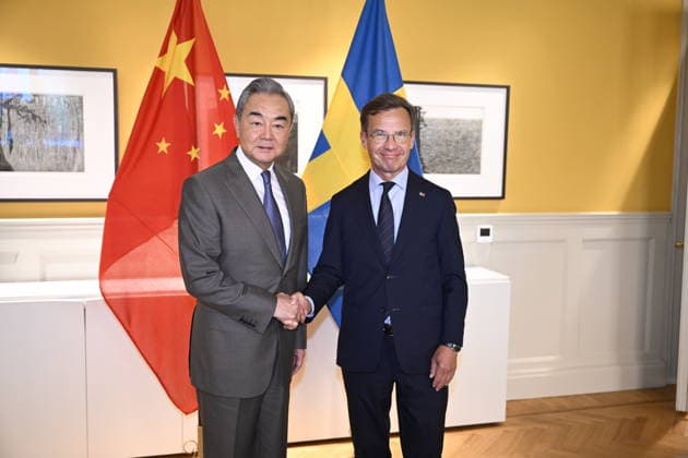 STOCKHOLM, SVERIGE 20260704 Kinas utrikesminister Wang Yi tas emot av statsminister Ulf Kristersson (M). STOCKHOLM SVERIGE x10070x *** STOCKHOLM, SWEDEN 20260704 Chinese Foreign Minister Wang Yi is welcomed by Prime Minister Ulf Kristersson (M) STOCKHOLM, SWEDEN x10070x  Copyright: xJessicaxGow TTx KINAS UTRIKESMINISTER WANG YI I STOCKHOLM tNxXE7cdomc