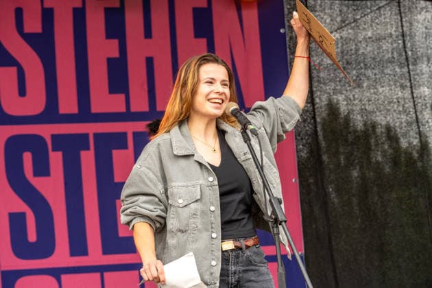 Luisa Neubauer, Klimaaktivistin, Rede bei Hauptkundgebung gegen den AfD-Bundesparteitag an diesem Wochenende, Kundgebung des DGB und des Bündnisses Zusammenstehen, Erfurt, 4. Juli 2026 Deutschland, Erfurt, 4. Juli 2026, Luisa Neubauer, Klimaaktivistin, Rede bei Hauptkundgebung gegen den AfD-Bundesparteitag auf dem Erfurter Messegelände, Kundgebung organisiert vom DGB und dem Bündnis Zusammenstehen, Zehntausende protestieren an der Messe Erfurt, wo der AfD Parteitag stattfindet, Protestbewegung, Politik, Thüringen *** Luisa Neubauer, climate activist, speech at the main rally against the AfD national party convention this weekend, rally organized by the DGB and the Zusammenstehen alliance, Erfurt, July 4, 2026, Germany, Erfurt, July