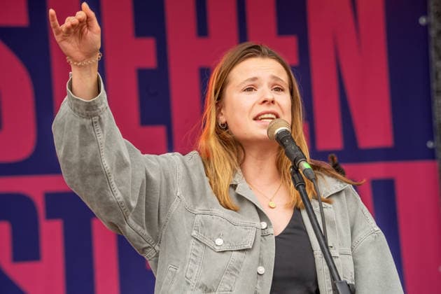 Luisa Neubauer, Klimaaktivistin, Rede bei Hauptkundgebung gegen den AfD-Bundesparteitag an diesem Wochenende, Kundgebung des DGB und des Bündnisses Zusammenstehen, Erfurt, 4. Juli 2026 Deutschland, Erfurt, 4. Juli 2026, Luisa Neubauer, Klimaaktivistin, Rede bei Hauptkundgebung gegen den AfD-Bundesparteitag auf dem Erfurter Messegelände, Kundgebung organisiert vom DGB und dem Bündnis Zusammenstehen, Zehntausende protestieren an der Messe Erfurt, wo der AfD Parteitag stattfindet, Protestbewegung, Politik, Thüringen *** Luisa Neubauer, climate activist, speech at the main rally against the AfD national party convention this weekend, rally organized by the DGB and the Zusammenstehen alliance, Erfurt, July 4, 2026, Germany, Erfurt, July