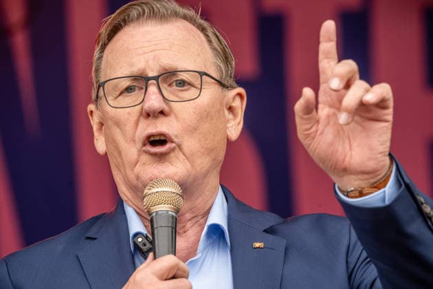 Bodo Ramelow, Die Linke, Ex-Ministerpräsident Thüringen, Rede bei Hauptkundgebung gegen den AfD-Bundesparteitag an diesem Wochenende, Kundgebung des DGB und des Bündnisses Zusammenstehen, Erfurt, 4. Juli 2026 Deutschland, Erfurt, 4. Juli 2026, Bodo Ramelow, Die Linke, Ex-Ministerpräsident Thüringen, Rede bei Hauptkundgebung gegen den AfD-Bundesparteitag auf dem Erfurter Messegelände, Kundgebung organisiert vom DGB und dem Bündnis Zusammenstehen, Zehntausende protestieren an der Messe Erfurt, wo der AfD Parteitag stattfindet, Protestbewegung, Politik, Thüringen *** Bodo Ramelow, The Left, former Minister-President of Thuringia, speech at the main rally against the AfD national party convention this weekend, rally organized by the D