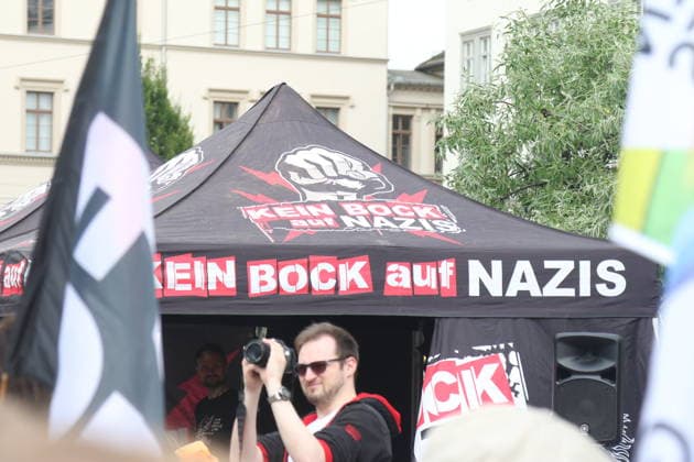 Demonstration gegen den Bundesparteitag der AfD in Erfurt. Erfurt, 04.07.2026. An diesem Wochenende findet in Erfurt eine der größten Demonstrationen des Jahres statt, bei der zehntausende Menschen gegen den zeitgleich stattfindenden AfD-Bundesparteitag auf die Straße gehen. Unter den zahlreichen Demonstrierenden und Rednern des breiten zivilgesellschaftlichen Bündnisses befinden sich namhafte Spitzenpolitiker aus der Bundes- und Landespolitik, die ein starkes Zeichen für Demokratie und Vielfalt setzen. *** Demonstration Against the AfD National Party Convention in Erfurt Erfurt, July 4, 2026 This weekend, one of the largest demonstrations of the year is taking place in Erfurt, with tens of thousands of people taking to the street Copyright: xAgenturxMatthiasxWehnertx xM.xGränzdörferx