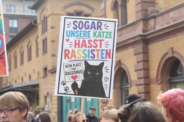 Demonstration gegen den Bundesparteitag der AfD in Erfurt. Erfurt, 04.07.2026. An diesem Wochenende findet in Erfurt eine der größten Demonstrationen des Jahres statt, bei der zehntausende Menschen gegen den zeitgleich stattfindenden AfD-Bundesparteitag auf die Straße gehen. Unter den zahlreichen Demonstrierenden und Rednern des breiten zivilgesellschaftlichen Bündnisses befinden sich namhafte Spitzenpolitiker aus der Bundes- und Landespolitik, die ein starkes Zeichen für Demokratie und Vielfalt setzen. *** Demonstration Against the AfD National Party Convention in Erfurt Erfurt, July 4, 2026 This weekend, one of the largest demonstrations of the year is taking place in Erfurt, with tens of thousands of people taking to the street Copyright: xAgenturxMatthiasxWehnertx xM.xGränzdörferx