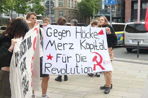 Demonstration gegen den Bundesparteitag der AfD in Erfurt. Erfurt, 04.07.2026. An diesem Wochenende findet in Erfurt eine der größten Demonstrationen des Jahres statt, bei der zehntausende Menschen gegen den zeitgleich stattfindenden AfD-Bundesparteitag auf die Straße gehen. Unter den zahlreichen Demonstrierenden und Rednern des breiten zivilgesellschaftlichen Bündnisses befinden sich namhafte Spitzenpolitiker aus der Bundes- und Landespolitik, die ein starkes Zeichen für Demokratie und Vielfalt setzen. *** Demonstration Against the AfD National Party Convention in Erfurt Erfurt, July 4, 2026 This weekend, one of the largest demonstrations of the year is taking place in Erfurt, with tens of thousands of people taking to the street Copyright: xAgenturxMatthiasxWehnertx xM.xGränzdörferx