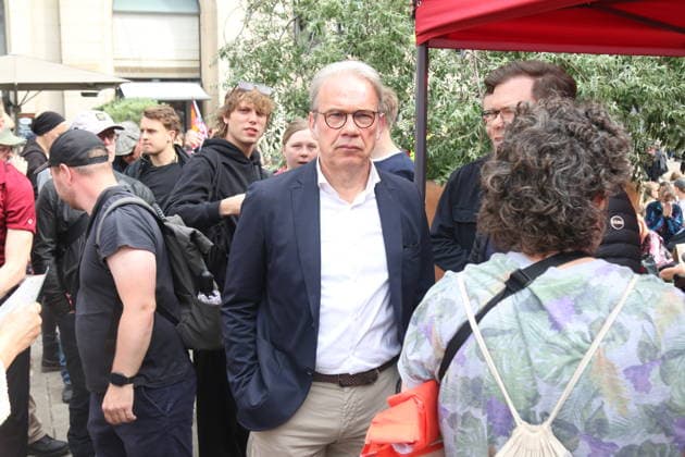 Georg Maier und Bundesminister Carsten Schneider bei der Demonstration gegen den Bundesparteitag der AfD in Erfurt. Erfurt, 04.07.2026. An diesem Wochenende findet in Erfurt eine der größten Demonstrationen des Jahres statt, bei der zehntausende Menschen gegen den zeitgleich stattfindenden AfD-Bundesparteitag auf die Straße gehen. Unter den zahlreichen Demonstrierenden und Rednern des breiten zivilgesellschaftlichen Bündnisses befinden sich namhafte Spitzenpolitiker aus der Bundes- und Landespolitik, die ein starkes Zeichen für Demokratie und Vielfalt setzen. *** Georg Maier and Federal Minister Carsten Schneider at the demonstration against the AfD’s federal party convention in Erfurt Erfurt, July 4, 2026 This weekend, one of the Copyright: xAgenturxMatthiasxWehnertx xM.xGränzdörferx