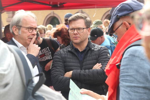 Georg Maier und Bundesminister Carsten Schneider bei der Demonstration gegen den Bundesparteitag der AfD in Erfurt. Erfurt, 04.07.2026. An diesem Wochenende findet in Erfurt eine der größten Demonstrationen des Jahres statt, bei der zehntausende Menschen gegen den zeitgleich stattfindenden AfD-Bundesparteitag auf die Straße gehen. Unter den zahlreichen Demonstrierenden und Rednern des breiten zivilgesellschaftlichen Bündnisses befinden sich namhafte Spitzenpolitiker aus der Bundes- und Landespolitik, die ein starkes Zeichen für Demokratie und Vielfalt setzen. *** Georg Maier and Federal Minister Carsten Schneider at the demonstration against the AfD’s federal party convention in Erfurt Erfurt, July 4, 2026 This weekend, one of the Copyright: xAgenturxMatthiasxWehnertx xM.xGränzdörferx