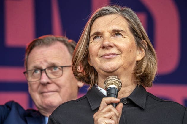 Bodo Ramelow, Die Linke, Ex-Ministerpräsident Thüringen, Rede bei Hauptkundgebung gegen den AfD-Bundesparteitag an diesem Wochenende, Kundgebung des DGB und des Bündnisses Zusammenstehen, Erfurt, 4. Juli 2026 Deutschland, Erfurt, 4. Juli 2026, Bodo Ramelow, Die Linke, Ex-Ministerpräsident Thüringen, und Katrin Göring-Eckardt, Die Grünen, MdB, Rede bei Hauptkundgebung gegen den AfD-Bundesparteitag auf dem Erfurter Messegelände, Kundgebung organisiert vom DGB und dem Bündnis Zusammenstehen, Zehntausende protestieren an der Messe Erfurt, wo der AfD Parteitag stattfindet, Protestbewegung, Politik, Thüringen *** Bodo Ramelow, The Left, former Minister-President of Thuringia, speech at the main rally against the AfD national party con