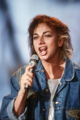 Gianna Nannini (Sängerin) 11 86 ru Gianna Nannini während der Generalprobe zu Wetten, dass..? (ZDF) am 8. November 1986 in Linz TV Fernsehen Fernsehsendung Show Fernsehshow Auftritt Italien italienische Italienerin Frau Gesang Popmusik Pop Musik Rock Rockmusik Musikerin Songwriterin italian singer female songwriter hoch halb stehend singend Mikrofon haltend lächelnd *** Gianna Nannini, singer, 11, 86. Gianna Nannini during the dress rehearsal for Wetten, which ZDF aired on November 8, 1986, in Linz; TV, television, TV broadcast, show, TV show, performance, Italy, Italian, Italian woman, singing, pop music, rock, rock music, musician, songwriter, Italian singer, female songwriter, standing halfway up, singing, holding a microp