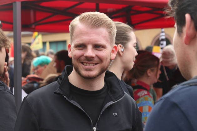 Tim Klüssendorf bei der Demonstration gegen den Bundesparteitag der AfD in Erfurt. Erfurt, 04.07.2026. An diesem Wochenende findet in Erfurt eine der größten Demonstrationen des Jahres statt, bei der zehntausende Menschen gegen den zeitgleich stattfindenden AfD-Bundesparteitag auf die Straße gehen. Unter den zahlreichen Demonstrierenden und Rednern des breiten zivilgesellschaftlichen Bündnisses befinden sich namhafte Spitzenpolitiker aus der Bundes- und Landespolitik, die ein starkes Zeichen für Demokratie und Vielfalt setzen. *** Tim Klüssendorf at the demonstration against the AfD’s federal party convention in Erfurt Erfurt, July 4, 2026 This weekend, one of the largest demonstrations of the year is taking place in Erfurt, with Copyright: xAgenturxMatthiasxWehnertx xM.xGränzdörferx