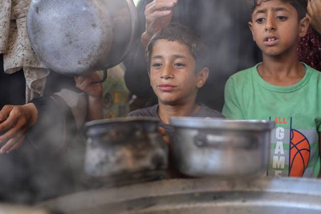 Hot meals distributed to Palestinians in Gaza under Israeli attacks NUSEIRAT, GAZA, PALESTINE - JULY 4: Palestinians, including children, gather to receive hot meals at a food distribution point in the Nuseirat refugee camp in central Gaza on July 4, 2026. Food shortages continue across the Gaza Strip as Israeli blockade and restrictions on the entry of humanitarian aid persist. Hassan Jedi Anadolu Nuseirat Gaza. Editorial use only. Please get in touch for any other usage.  Copyright: x2026xAnadoluxHassanxJedix