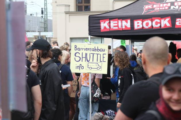 Demonstration gegen den Bundesparteitag der AfD in Erfurt. Erfurt, 04.07.2026. An diesem Wochenende findet in Erfurt eine der größten Demonstrationen des Jahres statt, bei der zehntausende Menschen gegen den zeitgleich stattfindenden AfD-Bundesparteitag auf die Straße gehen. Unter den zahlreichen Demonstrierenden und Rednern des breiten zivilgesellschaftlichen Bündnisses befinden sich namhafte Spitzenpolitiker aus der Bundes- und Landespolitik, die ein starkes Zeichen für Demokratie und Vielfalt setzen. *** Demonstration Against the AfD National Party Convention in Erfurt Erfurt, July 4, 2026 This weekend, one of the largest demonstrations of the year is taking place in Erfurt, with tens of thousands of people taking to the street Copyright: xAgenturxMatthiasxWehnertx xM.xGränzdörferx