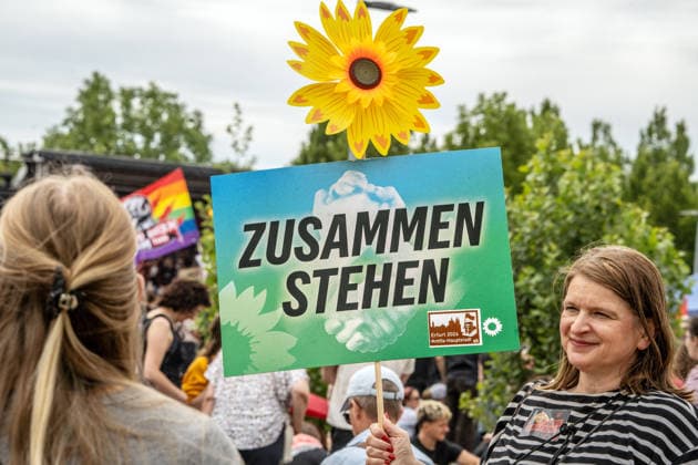 Motto Zusammenstehen, Hauptkundgebung gegen den AfD-Bundesparteitag an diesem Wochenende, Kundgebung des DGB und des Bündnisses Zusammenstehen, Zehntausende protestieren an der Messe Erfurt, wo der AfD Parteitag stattfindet, Erfurt, 4. Juli 2026 Deutschland, Erfurt, 4. Juli 2026, Motto Zusammenstehen, Hauptkundgebung gegen den AfD-Bundesparteitag auf dem Erfurter Messegelände, Kundgebung organisiert vom DGB und dem Bündnis Zusammenstehen, Zehntausende protestieren an der Messe Erfurt, wo der AfD Parteitag stattfindet, Protestbewegung, Politik, Thüringen *** Motto: Stand Together, main rally against the AfD national party convention this weekend, rally organized by the DGB and the Stand Together alliance, tens of thousands protest
