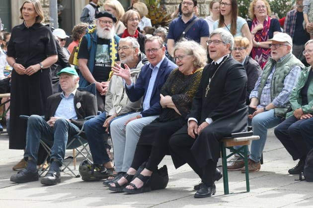 Beim ökumenischen Open-Air-Gottesdienst auf dem Erfurter Anger sind (v. l. n. r.) Katrin Göring-Eckardt, Vizepräsidentin des Deutschen Bundestages, Bodo Ramelow, Vizepräsident des Deutschen Bundestages, sowie Dorothea Marx, SPD-Landtagsabgeordnete, zu sehen. Der Bundesparteitag der AfD findet am 4. und 5. Juli in der Messe Erfurt statt.. Erfurt, 04.07.2026. An diesem Wochenende findet in Erfurt eine der größten Demonstrationen des Jahres statt, bei der zehntausende Menschen gegen den zeitgleich stattfindenden AfD-Bundesparteitag auf die Straße gehen. Unter den zahlreichen Demonstrierenden und Rednern des breiten zivilgesellschaftlichen Bündnisses befinden sich namhafte Spitzenpolitiker aus der Bundes- und Landespolitik, die ein sta Copyright: xAgenturxMatthiasxWehnertx xM.xGränzdörferx