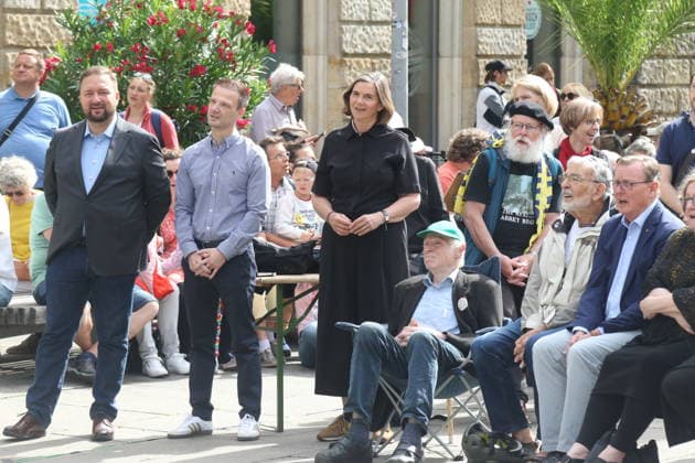 Beim ökumenischen Open-Air-Gottesdienst auf dem Erfurter Anger sind (v. l. n. r.) Michael Hose, Mitglied des Deutschen Bundestages, Stefan Gruhner, Chef der Thüringer Staatskanzlei und Minister für Bundes- und Europaangelegenheiten, Sport und Ehrenamt, Katrin Göring-Eckardt, Vizepräsidentin des Deutschen Bundestages, Bodo Ramelow, Vizepräsident des Deutschen Bundestages, sowie Dorothea Marx, SPD-Landtagsabgeordnete, zu sehen. Der Bundesparteitag der AfD findet am 4. und 5. Juli in der Messe Erfurt statt.. Erfurt, 04.07.2026. An diesem Wochenende findet in Erfurt eine der größten Demonstrationen des Jahres statt, bei der zehntausende Menschen gegen den zeitgleich stattfindenden AfD-Bundesparteitag auf die Straße gehen. Unter den za Copyright: xAgenturxMatthiasxWehnertx xM.xGränzdörferx