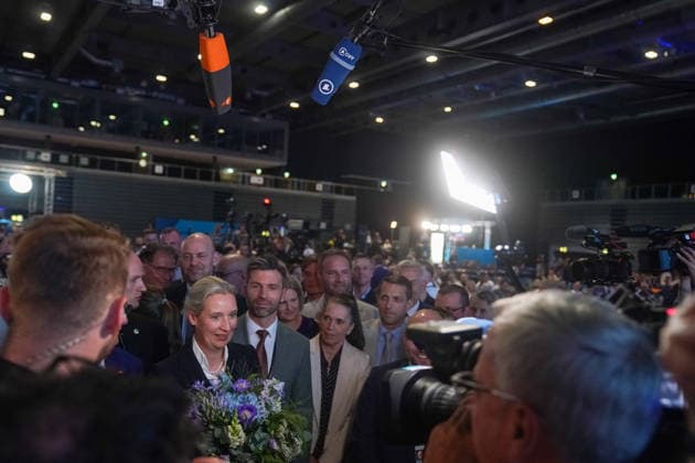 Erfurt Alice Weidel unmittelbar nach ihrer Wiederwahl zur Bundessprecherin der AfD Alice Weidel wird unmittelbar nach ihrer Wiederwahl zur Bundessprecherin der AfD am 04.07.2026 auf dem Bundesparteitag der Alternative fuer Deutschland in Erfurt von Journalisten und Delegierten umringt Alice Weidel unmittelbar nach ihrer Wiederwahl zur Bundessprecherin der AfD, *** Erfurt: Alice Weidel immediately after her reelection as federal spokesperson for the AfD. Alice Weidel is surrounded by journalists and delegates immediately after her reelection as federal spokesperson for the AfD on July 4, 2026, at the federal party convention of Alternative for Germany in Erfurt. Alice Weidel immediately after her reelection as federalspokesperson for the Copyright: xEibner-Pressefoto PiaxSchindlerx EP_PSR