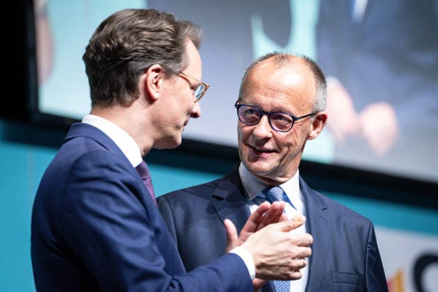 CDU Landesparteitag des Landes Nordrhein-Westfalen in Duesseldorf Bundeskanzler Friedrich Merz gemeinsam mit Hendrik Wuest, Ministerpraesident des Landes Nordrhein-Westfalen auf dem CDU Landesparteitag des Landes Nordrhein-Westfalen im Maritim Hotel in NRW, Duesseldorf, 04.07.2026 Duesseldorf Nordrhein-Westfalen Deutschland *** CDU State Party Convention of North Rhine-Westphalia in Düsseldorf: Federal Chancellor Friedrich Merz together with Hendrik Wuest, Minister-President of North Rhine-Westphalia, at the CDU State Party Convention of North Rhine-Westphalia at the Maritim Hotel in Düsseldorf, North Rhine-Westphalia, July 4, 2026, Düsseldorf, North Rhine-Westphalia, Germany