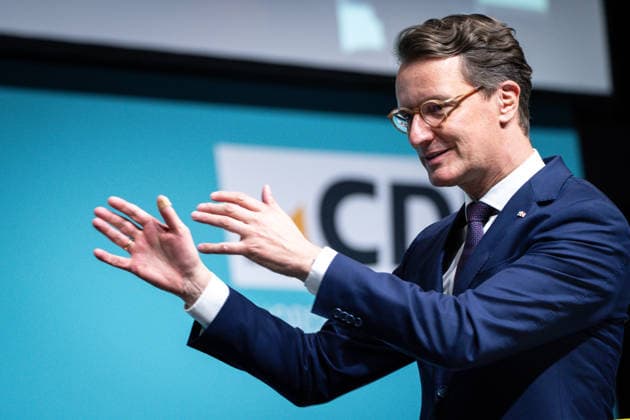 CDU Landesparteitag des Landes Nordrhein-Westfalen in Duesseldorf Hendrik Wuest, Ministerpraesident des Landes Nordrhein-Westfalen mit besonderer Geste auf dem CDU Landesparteitag des Landes Nordrhein-Westfalen im Maritim Hotel in NRW, Duesseldorf, 04.07.2026 Duesseldorf Nordrhein-Westfalen Deutschland *** CDU State Party Convention of North Rhine-Westphalia in Düsseldorf: Hendrik Wuest, Minister-President of North Rhine-Westphalia, makes a special gesture at the CDU State Party Convention of North Rhine-Westphalia at the Maritim Hotel in Düsseldorf, North Rhine-Westphalia, July 4, 2026, Düsseldorf, North Rhine-Westphalia, Germany