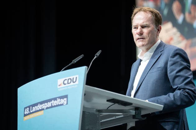 CDU Landesparteitag des Landes Nordrhein-Westfalen in Duesseldorf Dr. Stephan Keller, Oberbuergermeister Duesseldorf bei seiner Rede auf dem CDU Landesparteitag des Landes Nordrhein-Westfalen im Maritim Hotel in NRW, Duesseldorf, 04.07.2026 Duesseldorf Nordrhein-Westfalen Deutschland *** CDU State Party Convention of North Rhine-Westphalia in Düsseldorf Dr. Stephan Keller, Mayor of Düsseldorf, delivering his speech at the CDU State Party Convention of North Rhine-Westphalia at the Maritim Hotel in Düsseldorf, North Rhine-Westphalia, July 4, 2026 Düsseldorf, North Rhine-Westphalia, Germany
