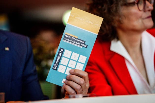 CDU Landesparteitag des Landes Nordrhein-Westfalen in Duesseldorf Symbolbild Stimmkarte auf dem CDU Landesparteitag des Landes Nordrhein-Westfalen in Duesseldorf Duesseldorf Nordrhein-Westfalen Deutschland *** CDU State Party Convention of North Rhine-Westphalia in Düsseldorf (stock photo) Voting card at the CDU State Party Convention of North Rhine-Westphalia in Düsseldorf Düsseldorf North Rhine-Westphalia Germany