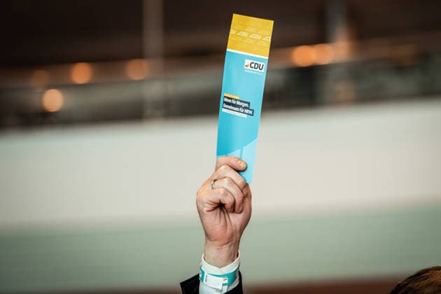 CDU Landesparteitag des Landes Nordrhein-Westfalen in Duesseldorf Symbolbild Stimmkarte auf dem CDU Landesparteitag des Landes Nordrhein-Westfalen in Duesseldorf Duesseldorf Nordrhein-Westfalen Deutschland *** CDU State Party Convention of North Rhine-Westphalia in Düsseldorf (stock photo) Voting card at the CDU State Party Convention of North Rhine-Westphalia in Düsseldorf Düsseldorf North Rhine-Westphalia Germany