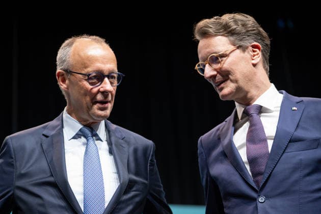 CDU Landesparteitag des Landes Nordrhein-Westfalen in Duesseldorf Bundeskanzler Friedrich Merz gemeinsam mit Hendrik Wuest, Ministerpraesident des Landes Nordrhein-Westfalen auf dem CDU Landesparteitag des Landes Nordrhein-Westfalen im Maritim Hotel in NRW, Duesseldorf, 04.07.2026 Duesseldorf Nordrhein-Westfalen Deutschland *** CDU State Party Convention of North Rhine-Westphalia in Düsseldorf: Federal Chancellor Friedrich Merz together with Hendrik Wuest, Minister-President of North Rhine-Westphalia, at the CDU State Party Convention of North Rhine-Westphalia at the Maritim Hotel in Düsseldorf, North Rhine-Westphalia, July 4, 2026, Düsseldorf, North Rhine-Westphalia, Germany