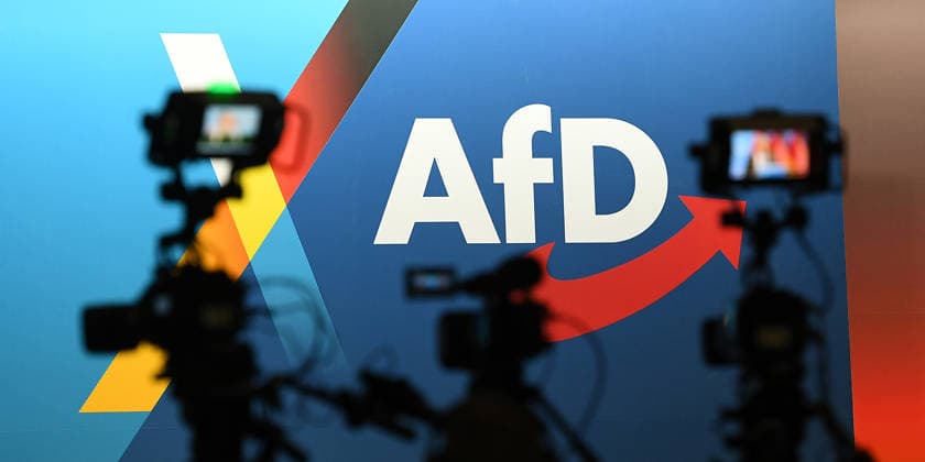 17. Bundesparteitag der Alternative für Deutschland am 04.07.2026 in der Messe Erfurt in Erfurt Symbolfoto: TV-Kameras stehen vor dem Schriftzug: AfD *** 17th Federal Party Convention of the Alternative for Germany on July 4, 2026, at the Erfurt Exhibition Center in Erfurt; stock photo showing TV cameras in front of the AfD sign xRx