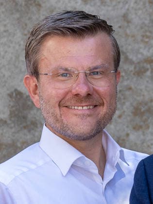 Porträt Oberbürgermeister Marcus König, Nürnberg, 04.07.2026 Oberbürgermeister Marcus König (CSU) im Porträt. Der Politiker lächelt offen in die Kamera und wirkt dabei entspannt und selbstbewusst. Nürnberg Bayern Deutschland *** Portrait of Mayor Marcus König, Nuremberg, July 4, 2026 Portrait of Mayor Marcus König (CSU) The politician smiles openly at the camera, appearing relaxed and self-assured. Nuremberg, Bavaria, Germany 20260704-286A1141-M4000