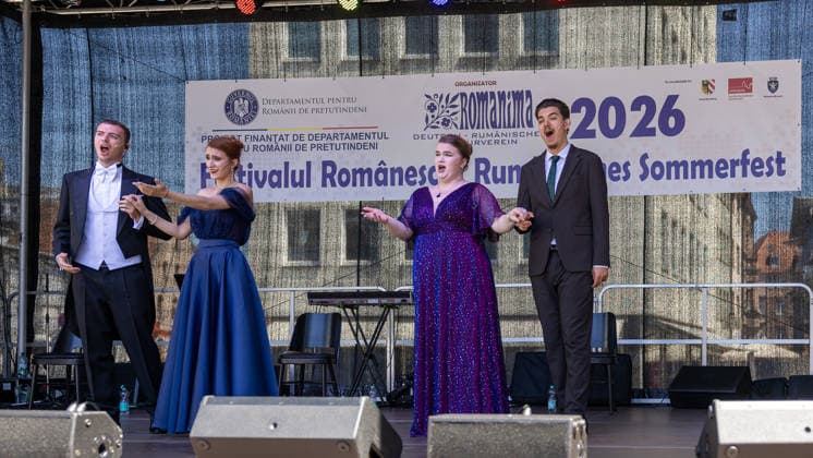 Bayerischer Ministerpräsident Dr. Markus Söder (CSU) eröffnet Rumänisches Sommerfest, Nürnberg, 04.07.2026 Vier Sängerinnen und Sänger in festlicher Abendgarderobe treten beim Rumänischen Sommerfest (Festivalul RomÃ¢nesc) auf einer Freiluftbühne auf. Das Fest wird vom Deutsch-Rumänischen Kulturverein Romanima organisiert. Nürnberg Bayern Deutschland *** Bavarian Minister-President Dr. Markus Söder (CSU) opens the Romanian Summer Festival, Nuremberg, July 4, 2026 Four singers in festive evening attire perform on an open-air stage at the Romanian Summer Festival (Festivalul Românesc). The festival is organized by the German-Romanian Cultural Association Romanima, Nuremberg, Bavaria, Germany 20260704-286A1149-M4000