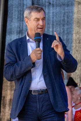 Bayerischer Ministerpräsident Dr. Markus Söder (CSU) eröffnet Rumänisches Sommerfest, Nürnberg, 04.07.2026 Bayerischer Ministerpräsident Dr. Markus Söder (CSU) spricht mit erhobenem Zeigefinger und Mikrofon in der Hand. Der Gesichtsausdruck ist betont, energisch und entschlossen der Redner unterstreicht seinen Punkt mit deutlicher Gestik. Nürnberg Bayern Deutschland *** Bavarian Minister-President Dr. Markus Söder (CSU) opens the Romanian Summer Festival, Nuremberg, July 4, 2026 Bavarian Minister-President Dr. Markus Söder (CSU) speaks with his index finger raised and a microphone in his hand. His facial expression is emphatic, energetic, and determined; the speaker underscores his point with clear gestures. Nuremberg, Bavaria, 20260704-1V9A4920-M4000