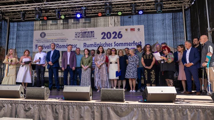 Eröffnung des Rumänischen Sommerfests 2026, Nürnberg, 04.07.2026 Gruppenbild auf der Bühne des Rumänischen Sommerfests 2026, veranstaltet vom Deutsch-Rumänischen Kulturverein Romanima. Zahlreiche Gäste und Organisatoren stehen gemeinsam auf der Bühne, die Stimmung wirkt festlich und entspannt, viele lächeln in die Kamera. Nürnberg Bayern Deutschland *** Opening of the 2026 Romanian Summer Festival, Nuremberg, July 4, 2026 Group photo on stage at the 2026 Romanian Summer Festival, organized by the German-Romanian Cultural Association Romanima. Numerous guests and organizers stand together on stage; the atmosphere is festive and relaxed, with many smiling at the camera. Nuremberg, Bavaria, Germany 20260704-286A1151-M4000