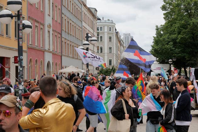CSD Chemnitz 2026 04.07.2026 Chemnitz, Christopher Street Day 2026 Am Samstag findet der Christopher Street Day in Chemnitz statt. Die Schwulen- und Lesbenszene wirbt unter der Regenbogenflagge für Toleranz und Gleichberechtigung. Zu einem Regenbogen gehören Sonne und Regen. Nach einer Auftaktkundgebung am Brühll gibt es einen Aufzug durch die Chemnitzer Innenstadt. Dann gibt es noch ein Fest voller Lebensfreude im Stadthallenpark. Es nahmen mehr als 1000 Personen teil. Fotos vom Brühl Chemnitz Sachsen BRD *** CSD Chemnitz April 7, 2026, Chemnitz, Christopher Street Day 2026 Christopher Street Day will take place in Chemnitz on Saturday. The gay and lesbian community is promoting tolerance and equal rights under the rainbow flag. A ra
