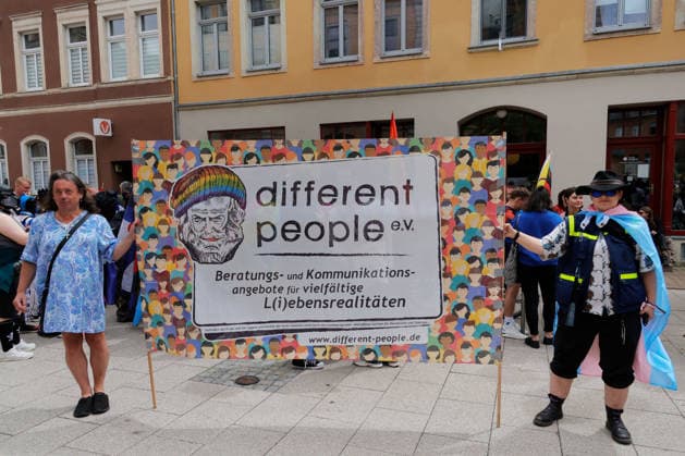 CSD Chemnitz 2026 04.07.2026 Chemnitz, Christopher Street Day 2026 Am Samstag findet der Christopher Street Day in Chemnitz statt. Die Schwulen- und Lesbenszene wirbt unter der Regenbogenflagge für Toleranz und Gleichberechtigung. Zu einem Regenbogen gehören Sonne und Regen. Nach einer Auftaktkundgebung am Brühll gibt es einen Aufzug durch die Chemnitzer Innenstadt. Dann gibt es noch ein Fest voller Lebensfreude im Stadthallenpark. Es nahmen mehr als 1000 Personen teil. Fotos vom Brühl Chemnitz Sachsen BRD *** CSD Chemnitz April 7, 2026, Chemnitz, Christopher Street Day 2026 Christopher Street Day will take place in Chemnitz on Saturday. The gay and lesbian community is promoting tolerance and equal rights under the rainbow flag. A ra