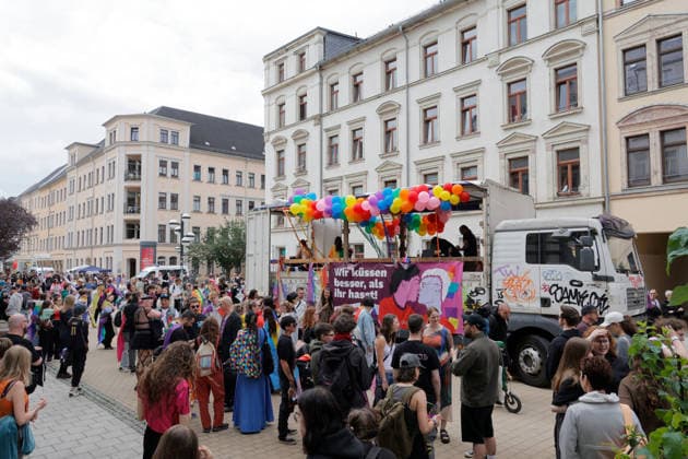 CSD Chemnitz 2026 04.07.2026 Chemnitz, Christopher Street Day 2026 Am Samstag findet der Christopher Street Day in Chemnitz statt. Die Schwulen- und Lesbenszene wirbt unter der Regenbogenflagge für Toleranz und Gleichberechtigung. Zu einem Regenbogen gehören Sonne und Regen. Nach einer Auftaktkundgebung am Brühll gibt es einen Aufzug durch die Chemnitzer Innenstadt. Dann gibt es noch ein Fest voller Lebensfreude im Stadthallenpark. Es nahmen mehr als 1000 Personen teil. Fotos vom Brühl Chemnitz Sachsen BRD *** CSD Chemnitz April 7, 2026, Chemnitz, Christopher Street Day 2026 Christopher Street Day will take place in Chemnitz on Saturday. The gay and lesbian community is promoting tolerance and equal rights under the rainbow flag. A ra