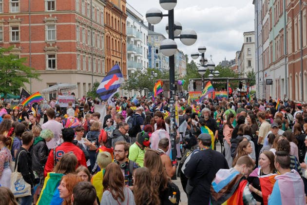 CSD Chemnitz 2026 04.07.2026 Chemnitz, Christopher Street Day 2026 Am Samstag findet der Christopher Street Day in Chemnitz statt. Die Schwulen- und Lesbenszene wirbt unter der Regenbogenflagge für Toleranz und Gleichberechtigung. Zu einem Regenbogen gehören Sonne und Regen. Nach einer Auftaktkundgebung am Brühll gibt es einen Aufzug durch die Chemnitzer Innenstadt. Dann gibt es noch ein Fest voller Lebensfreude im Stadthallenpark. Es nahmen mehr als 1000 Personen teil. Fotos vom Brühl Chemnitz Sachsen BRD *** CSD Chemnitz April 7, 2026, Chemnitz, Christopher Street Day 2026 Christopher Street Day will take place in Chemnitz on Saturday. The gay and lesbian community is promoting tolerance and equal rights under the rainbow flag. A ra