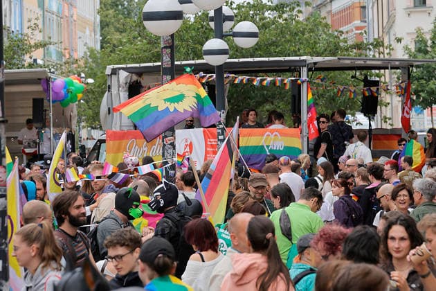 CSD Chemnitz 2026 04.07.2026 Chemnitz, Christopher Street Day 2026 Am Samstag findet der Christopher Street Day in Chemnitz statt. Die Schwulen- und Lesbenszene wirbt unter der Regenbogenflagge für Toleranz und Gleichberechtigung. Zu einem Regenbogen gehören Sonne und Regen. Nach einer Auftaktkundgebung am Brühll gibt es einen Aufzug durch die Chemnitzer Innenstadt. Dann gibt es noch ein Fest voller Lebensfreude im Stadthallenpark. Es nahmen mehr als 1000 Personen teil. Fotos vom Brühl Chemnitz Sachsen BRD *** CSD Chemnitz April 7, 2026, Chemnitz, Christopher Street Day 2026 Christopher Street Day will take place in Chemnitz on Saturday. The gay and lesbian community is promoting tolerance and equal rights under the rainbow flag. A ra