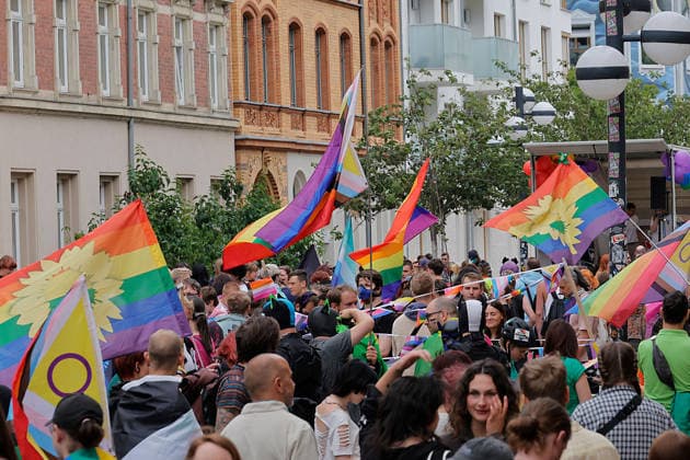 CSD Chemnitz 2026 04.07.2026 Chemnitz, Christopher Street Day 2026 Am Samstag findet der Christopher Street Day in Chemnitz statt. Die Schwulen- und Lesbenszene wirbt unter der Regenbogenflagge für Toleranz und Gleichberechtigung. Zu einem Regenbogen gehören Sonne und Regen. Nach einer Auftaktkundgebung am Brühll gibt es einen Aufzug durch die Chemnitzer Innenstadt. Dann gibt es noch ein Fest voller Lebensfreude im Stadthallenpark. Es nahmen mehr als 1000 Personen teil. Fotos vom Brühl Chemnitz Sachsen BRD *** CSD Chemnitz April 7, 2026, Chemnitz, Christopher Street Day 2026 Christopher Street Day will take place in Chemnitz on Saturday. The gay and lesbian community is promoting tolerance and equal rights under the rainbow flag. A ra