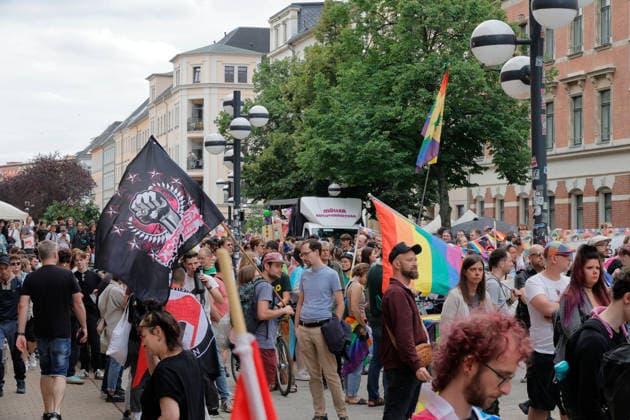 CSD Chemnitz 2026 04.07.2026 Chemnitz, Christopher Street Day 2026 Am Samstag findet der Christopher Street Day in Chemnitz statt. Die Schwulen- und Lesbenszene wirbt unter der Regenbogenflagge für Toleranz und Gleichberechtigung. Zu einem Regenbogen gehören Sonne und Regen. Nach einer Auftaktkundgebung am Brühll gibt es einen Aufzug durch die Chemnitzer Innenstadt. Dann gibt es noch ein Fest voller Lebensfreude im Stadthallenpark. Es nahmen mehr als 1000 Personen teil. Fotos vom Brühl Chemnitz Sachsen BRD *** CSD Chemnitz April 7, 2026, Chemnitz, Christopher Street Day 2026 Christopher Street Day will take place in Chemnitz on Saturday. The gay and lesbian community is promoting tolerance and equal rights under the rainbow flag. A ra