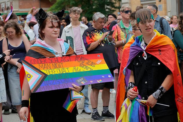 CSD Chemnitz 2026 04.07.2026 Chemnitz, Christopher Street Day 2026 Am Samstag findet der Christopher Street Day in Chemnitz statt. Die Schwulen- und Lesbenszene wirbt unter der Regenbogenflagge für Toleranz und Gleichberechtigung. Zu einem Regenbogen gehören Sonne und Regen. Nach einer Auftaktkundgebung am Brühll gibt es einen Aufzug durch die Chemnitzer Innenstadt. Dann gibt es noch ein Fest voller Lebensfreude im Stadthallenpark. Es nahmen mehr als 1000 Personen teil. Fotos vom Brühl Chemnitz Sachsen BRD *** CSD Chemnitz April 7, 2026, Chemnitz, Christopher Street Day 2026 Christopher Street Day will take place in Chemnitz on Saturday. The gay and lesbian community is promoting tolerance and equal rights under the rainbow flag. A ra
