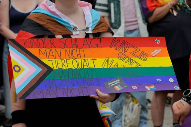 CSD Chemnitz 2026 04.07.2026 Chemnitz, Christopher Street Day 2026 Am Samstag findet der Christopher Street Day in Chemnitz statt. Die Schwulen- und Lesbenszene wirbt unter der Regenbogenflagge für Toleranz und Gleichberechtigung. Zu einem Regenbogen gehören Sonne und Regen. Nach einer Auftaktkundgebung am Brühll gibt es einen Aufzug durch die Chemnitzer Innenstadt. Dann gibt es noch ein Fest voller Lebensfreude im Stadthallenpark. Es nahmen mehr als 1000 Personen teil. Fotos vom Brühl Chemnitz Sachsen BRD *** CSD Chemnitz April 7, 2026, Chemnitz, Christopher Street Day 2026 Christopher Street Day will take place in Chemnitz on Saturday. The gay and lesbian community is promoting tolerance and equal rights under the rainbow flag. A ra