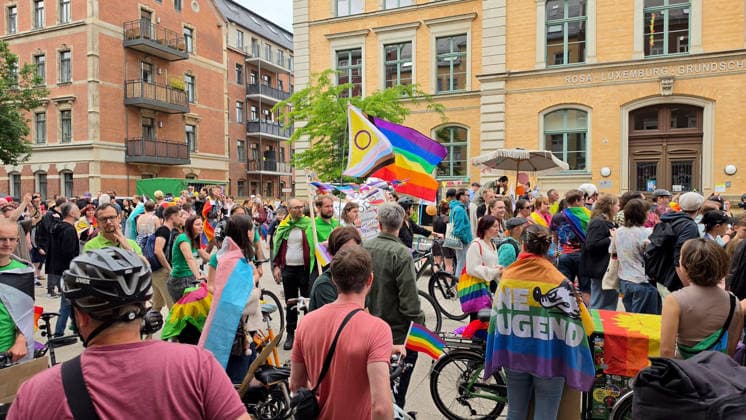 CSD Chemnitz 2026 04.07.2026 Chemnitz, Christopher Street Day 2026 Am Samstag findet der Christopher Street Day in Chemnitz statt. Die Schwulen- und Lesbenszene wirbt unter der Regenbogenflagge für Toleranz und Gleichberechtigung. Zu einem Regenbogen gehören Sonne und Regen. Nach einer Auftaktkundgebung am Brühll gibt es einen Aufzug durch die Chemnitzer Innenstadt. Dann gibt es noch ein Fest voller Lebensfreude im Stadthallenpark. Es nahmen mehr als 1000 Personen teil. Fotos vom Brühl Chemnitz Sachsen BRD *** CSD Chemnitz April 7, 2026, Chemnitz, Christopher Street Day 2026 Christopher Street Day will take place in Chemnitz on Saturday. The gay and lesbian community is promoting tolerance and equal rights under the rainbow flag. A ra