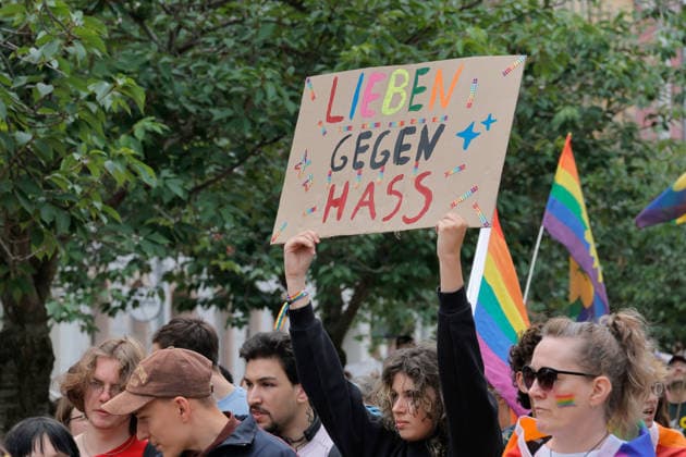 CSD Chemnitz 2026 04.07.2026 Chemnitz, Christopher Street Day 2026 Am Samstag findet der Christopher Street Day in Chemnitz statt. Die Schwulen- und Lesbenszene wirbt unter der Regenbogenflagge für Toleranz und Gleichberechtigung. Zu einem Regenbogen gehören Sonne und Regen. Nach einer Auftaktkundgebung am Brühll gibt es einen Aufzug durch die Chemnitzer Innenstadt. Dann gibt es noch ein Fest voller Lebensfreude im Stadthallenpark. Es nahmen mehr als 1000 Personen teil. Chemnitz Sachsen BRD *** CSD Chemnitz April 7, 2026, Chemnitz, Christopher Street Day 2026 Christopher Street Day will take place in Chemnitz on Saturday. The gay and lesbian community is promoting tolerance and equality under the rainbow flag. A rainbow includes both s